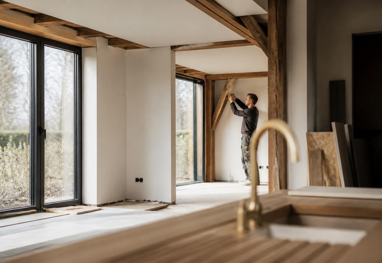 Woning in renovatie met nieuw houtwerk en afgewerkte wanden